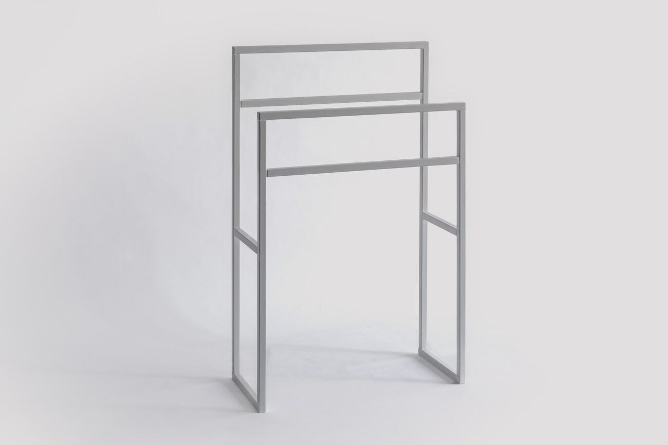 Umeraș modern pentru haine, cadru metalic, finisaj gri, stil minimalist